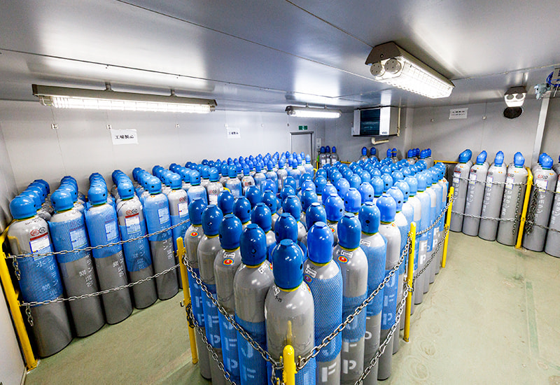 保税蔵置場（350m²超）を完備